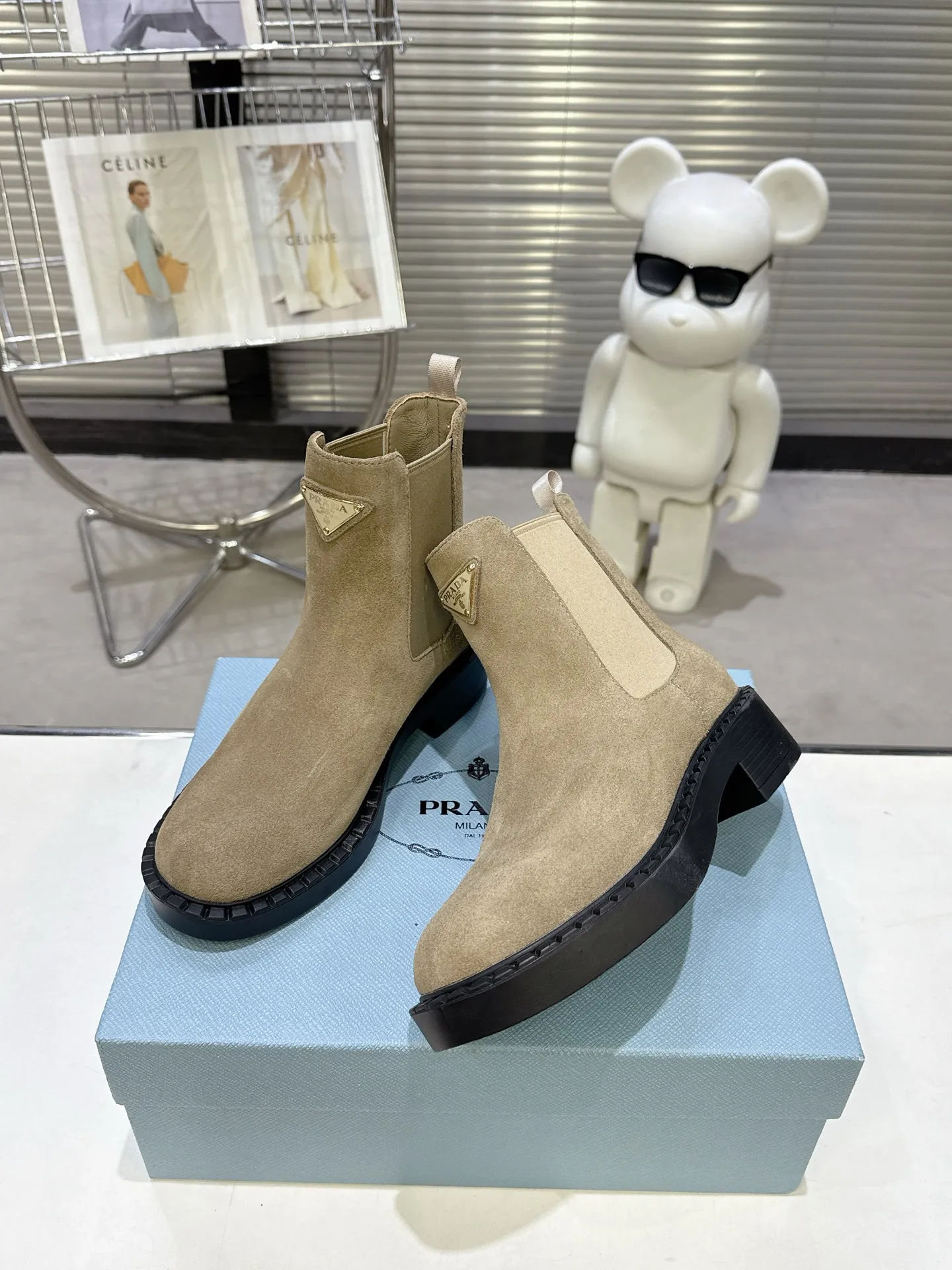 👟👟Ex-factory price 600👟👟 Prada thick-soled retro Martin boots. Elastic elastic, classic thick soles, with triangular buckle. Simple, elegant, fashionable and versatile. Fabric cowhide, open edge beaded cowhide. The lining is made of soft and delicate sheepskin, and the foot feels comfortable. The rubber mold is non-slip and lightweight. Original package sole. Standard size: 35-40. Order 41